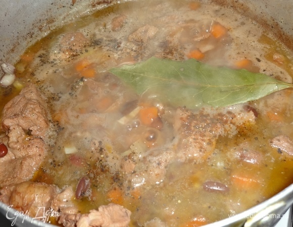 Рагу посолить, поперчить, добавить красный и черный перец, лавровый лист.