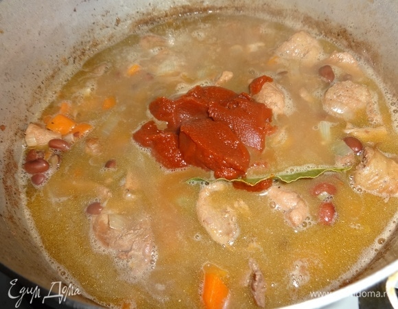 Затем добавить томатную пасту и вино, перемешать. Тушить все вместе 10–15 минут и выключить огонь.