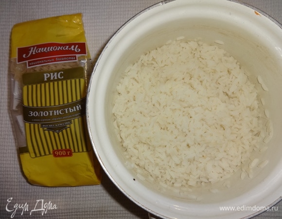 Для гарнира сварить рис «Золотистый» ТМ «Националь». Откинуть на сито, выложить в кастрюлю, заправить по желанию растительным или сливочным маслом.