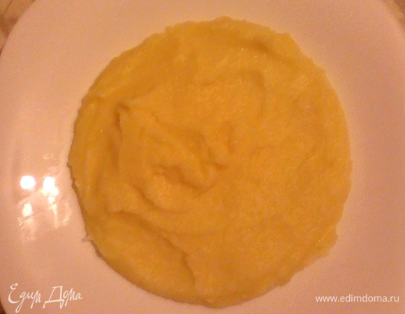 Картофель почистить, отварить в подсоленной воде до готовности. Воду слить. Картофель растолочь толкушкой. Молоко подогреть с маслом. Влить в пюре и еще потолочь до однородной массы без комочков.