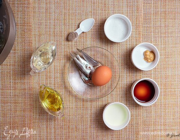 Начнем приготовление с заправки «Цезарь». Это совершенно не сложно, но результат просто потрясающий. Подойдет она абсолютно для любых свежих салатов, прекрасная замена майонезу.