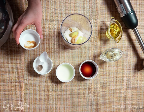 Положите яйцо на 1 минуту в кипящую воду. А потом сразу переложите в холодную, чтобы остановить процесс варки. Разбейте яйцо в стакан блендера. Туда добавьте 1/4 ч. л. горчицы, 1 ст. л. лимонного сока, соль и черный перец по вкусу. Взбейте погружным блендером.