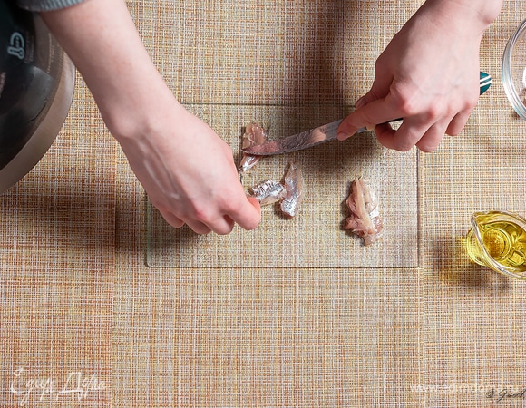 Очистим анчоусы от косточек и шкурки. Положить их в блендер.