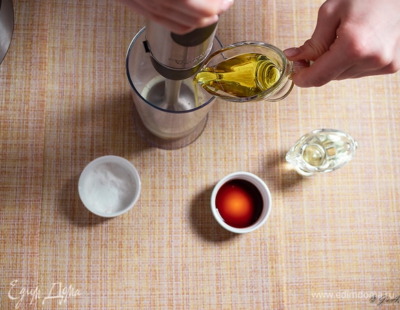 Постепенно влейте туда сначала 20 г оливкового масла, а потом — 40 г подсолнечного. Продолжайте взбивать, пока масса не станет однородной, белой, похожей по консистенции на домашний майонез. Также для вкуса добавьте пару капель бальзамического уксуса.