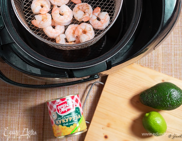 Креветки припустите минуты 3–4 в подсоленной и подкисленной воде. Остудите.