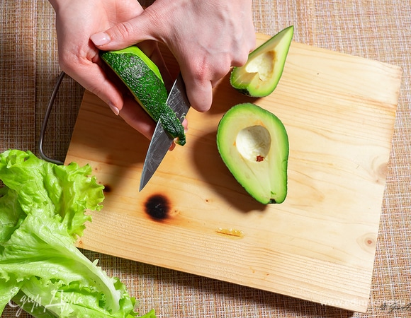 Почистите авокадо.