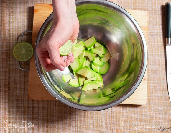 Чтобы не потемнели, сбрызните соком половины лайма.