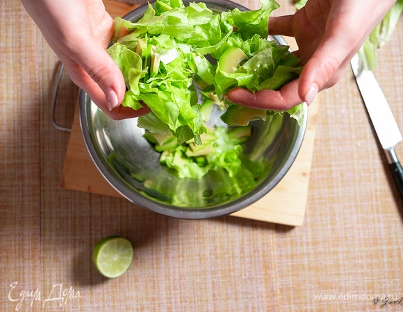 Зеленый салат порвите руками. Перемешайте с авокадо.