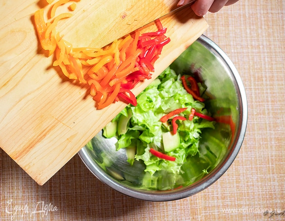 Нарежьте перец.