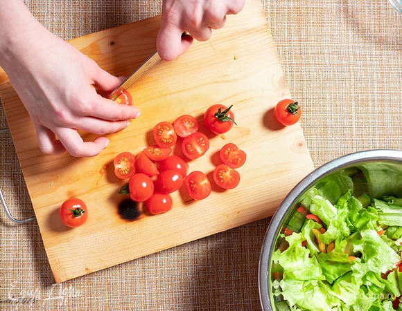 Помидоры черри разрежьте пополам.