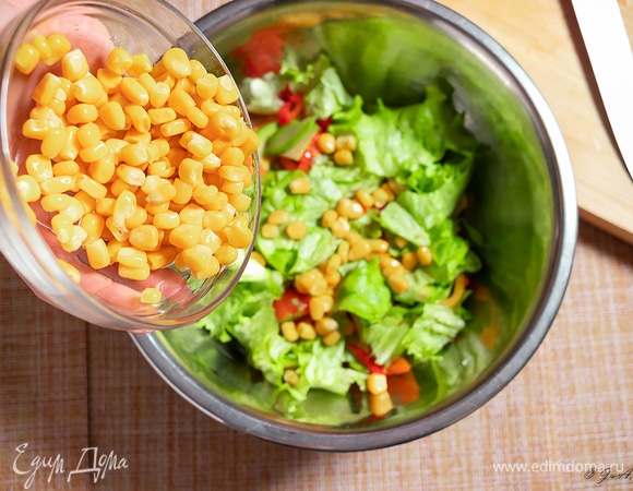 Добавьте кукурузу, перемешайте.