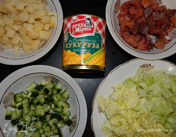 С кукурузы ТМ «Фрау Марта» сливаем жидкость, горбушу соленую (я солила сама), вареный картофель, огурец, пекинскую капусту и салат айсберг режем кубиками.