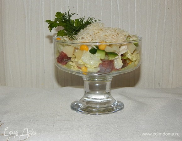 В салатник или порционно выкладываем горстями все ингредиенты. Поливаем заправкой и сверху посыпаем натертым сыром. Перемешиваем непосредственно перед подачей. Приятного аппетита!