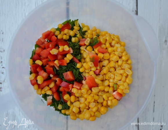 Выложить в миску кукурузу, перец и зелень.