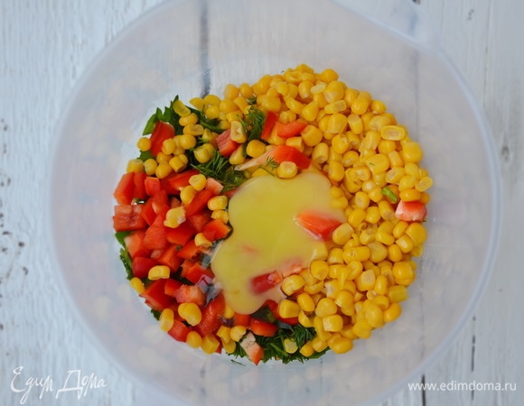 Добавить куриное яйцо.