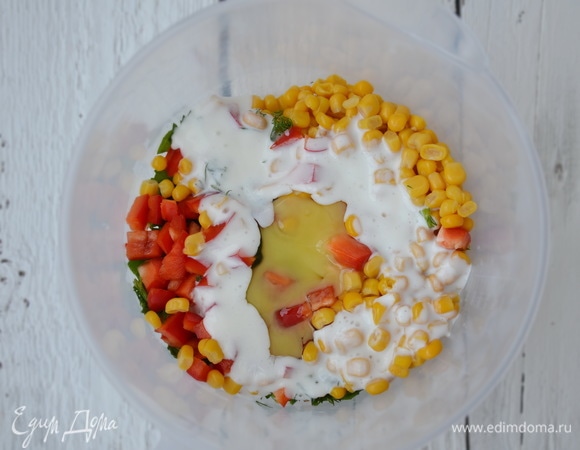 Влить кефир.