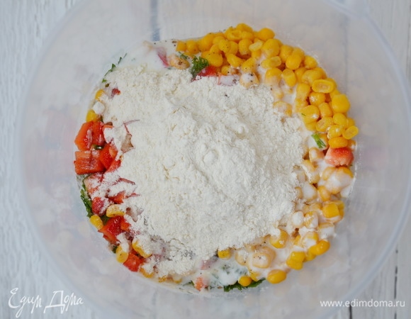 Посолить, поперчить по вкусу и добавить муку.