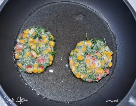 Разогреть на сковороде растительное масло и выкладывать тесто ложкой, формируя оладьи. Чтобы оладьи были ровные, я выкладываю тесто в силиконовые формочки для яичницы. Обжариваем оладьи 1–2 минуты с каждой стороны. Готовые оладьи выкладываем на салфетку, чтобы убрать излишки масла.