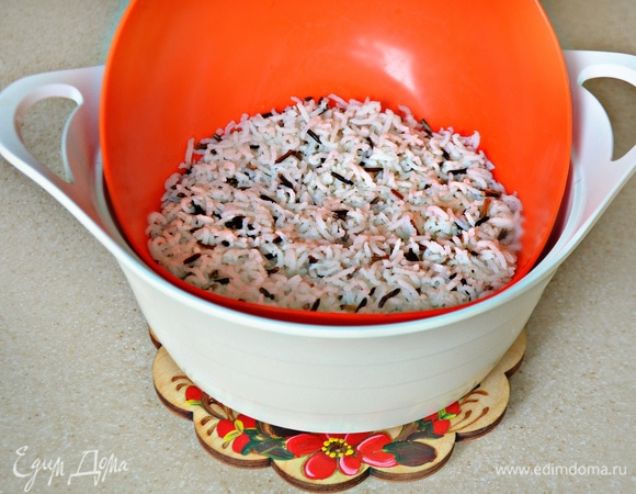 Рис отварите до готовности в слегка подсоленной воде, после чего дайте стечь воде.