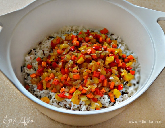 Приготовленные овощи добавьте к рису и перемешайте.