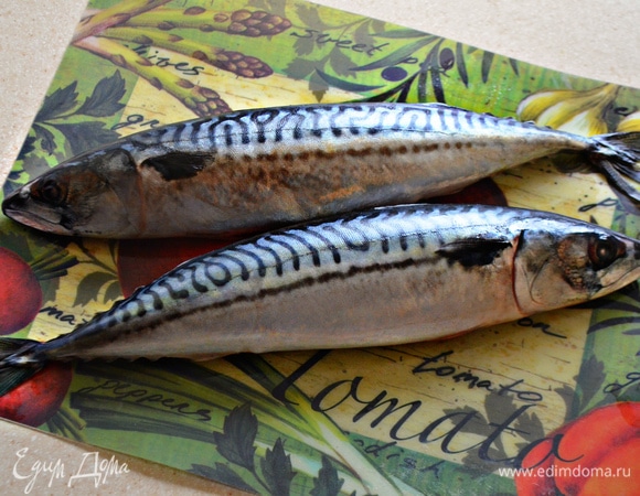 Подготовьте, промойте рыбу. Нам понадобятся 2 средние скумбрии.