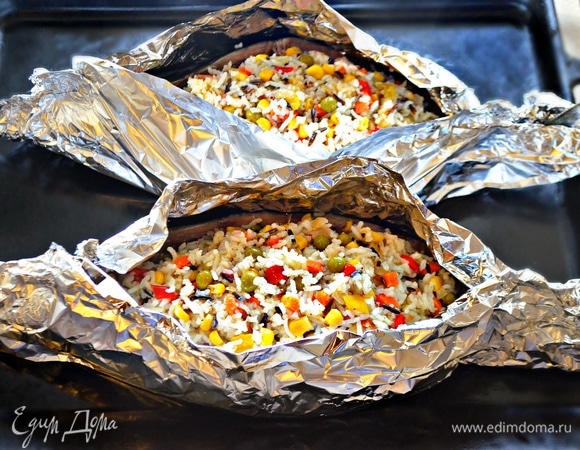 Из фольги сформируйте лодочки по размеру рыбы, смажьте их растительным маслом. Выложите скумбрии и плотно наполните начинкой. Прикройте лодочки фольгой и поставьте в разогретую до 200°C духовку на 45 минут.