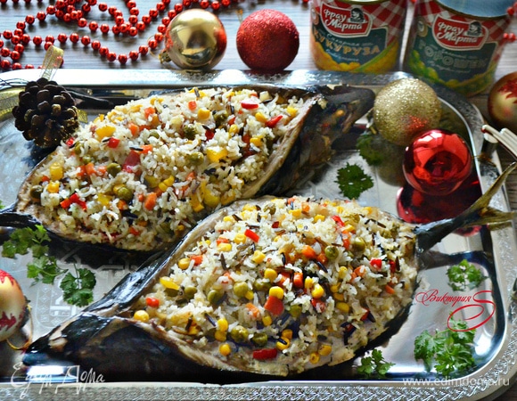 Готовую рыбу аккуратно извлеките из фольги, выложите на блюдо и украсьте петрушкой. Приятного вам аппетита!