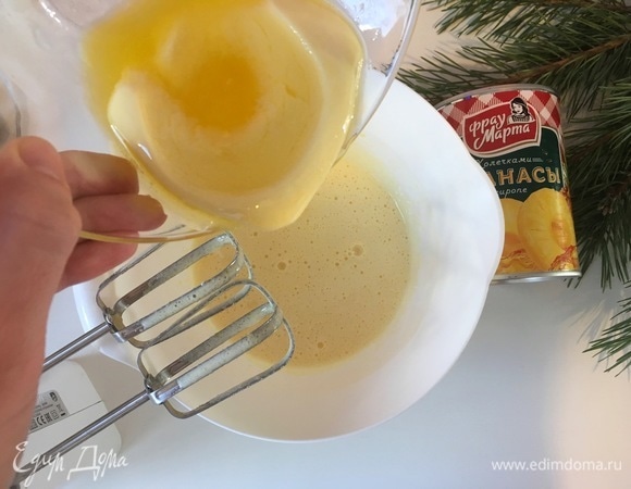 В яично-сахарную смесь добавить растопленное сливочное масло, затем взбить миксером.