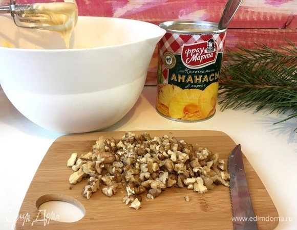 Измельчаем грецкие орехи.