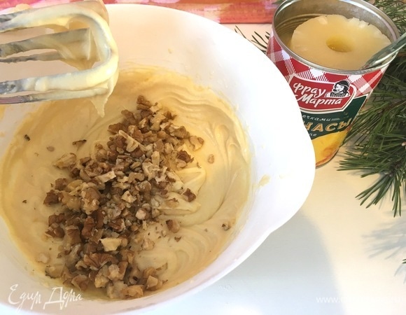 Добавляем орехи в тесто.