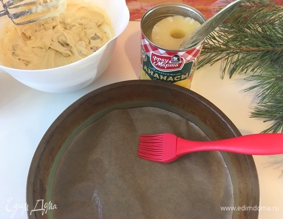 Берем форму. Я выстелила ее пергаментной бумагой и еще смазала сливочным маслом.