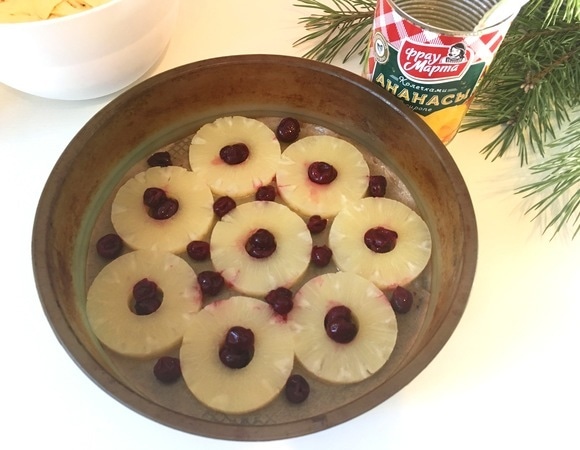 Между ананасами выкладываем вишню (если вишня не очищена от косточек, необходимо их предварительно удалить).