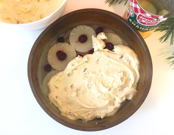 Выкладываем тесто поверх ананасов, равномерно распределяя его по форме.