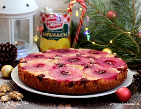 Готовый пирог переворачиваем на тарелку вверх дном. Приятного аппетита!