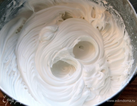 Белки взбить до появления пузырьков и потихоньку добавлять сахарную пудру, взбивая постоянно миксером на максимальных оборотах до стабильной белой массы. Вмешиваем в массу крахмал, ванилин и лимонный сок.