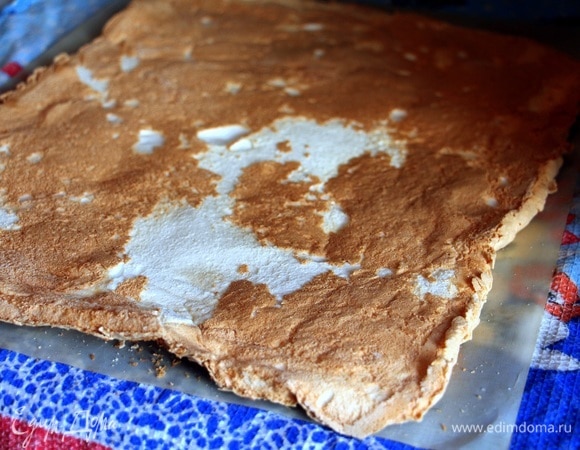 Выпекать 20–25 минут при температуре 150°C (не пересушите). Готовый корж перевернуть на бумагу, аккуратно снять коврик, оставить остужаться.
