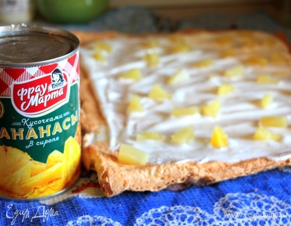 Сливки взбить с сахарной пудрой и выложить на остывший корж. Сверху выложить кусочки ананасов ТМ «Фрау Марта» — они придадут нашему десерту необыкновенный освежающий вкус. Свернуть в рулет. Можно полить глазурью и украсить ананасами и мандаринами.