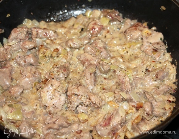 Печень и лук нарезать и обжарить, добавить сливки, специи и соль, довести до кипения, остудить.