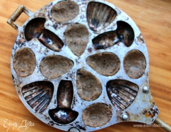 Выложить кусочки теста в смазанную маслом орешницу и выпекать по 2–3 минуты с каждой стороны.