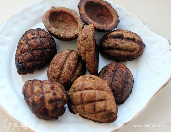 Готовые орешки остужаем, у меня получилось 24 половинки.