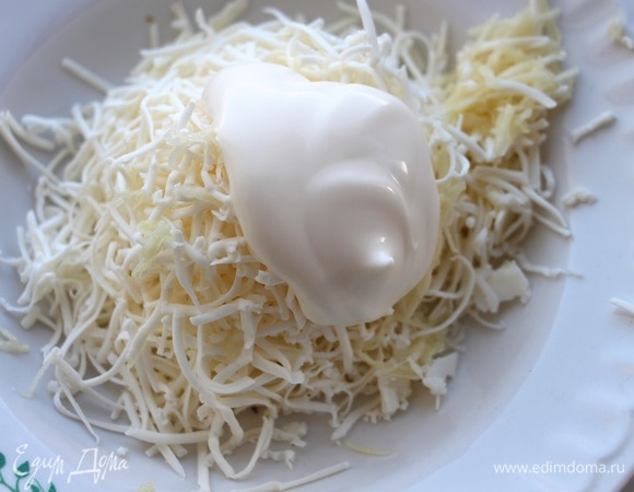 Плавленый сырок натереть с чесноком и смешать с майонезом.