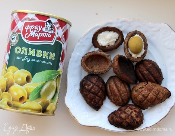 Далее каждую половинку наполнить сырной начинкой, а в середину вставить по 1 оливке ТМ «Фрау Марта», соединить попарно. Получилась замечательная закуска!