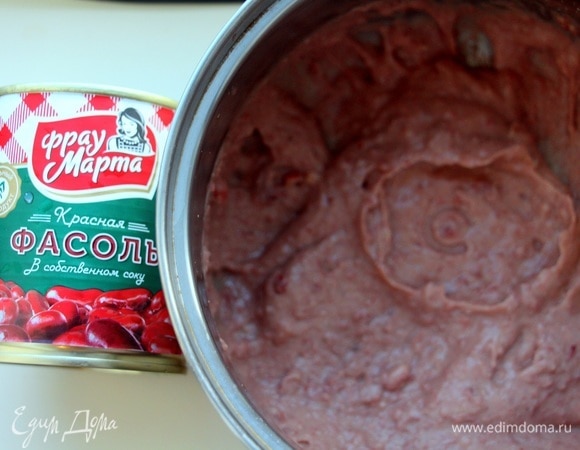 Фасоль красную в собственном соку ТМ «Фрау Марта» выложить в миску с 2 ст. л. сока от нее, добавить остывшую печень и измельчить блендером в однородную массу. Фасоль придаст паштету особую маслянистую структуру и нежность.
