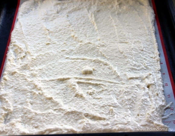 Плавленые сырки натереть на мелкой терке, добавить яйца, майонез и муку, перемешать и выложить массу тонким слоем на силиконовый коврик.