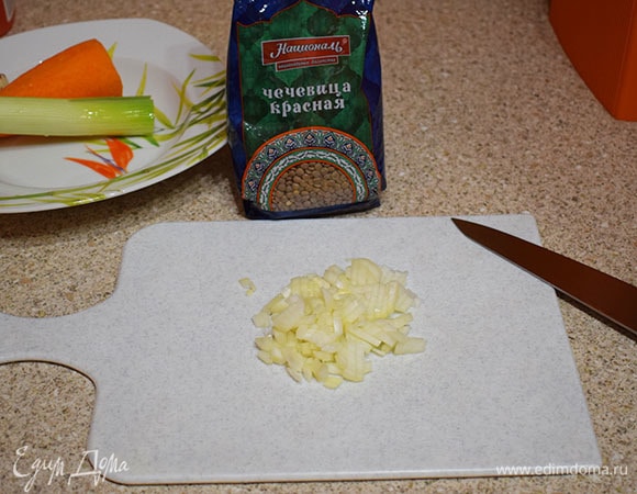 Лук репчатый мелко нарезать.