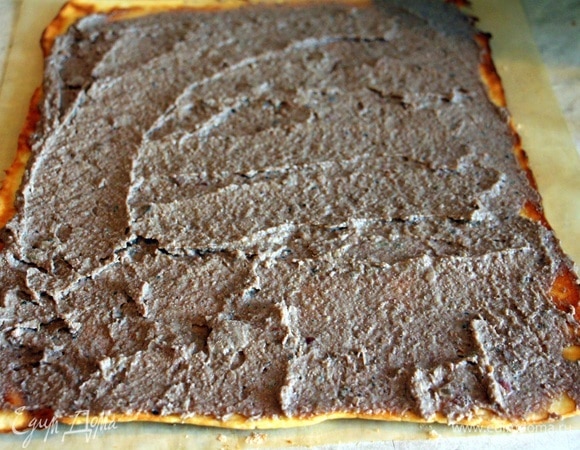 Еще теплый сырный корж смазать половиной фасолево-печеночного паштета. Свернуть рулетом, завернуть в пленку и убрать в холодильник на 2 часа.