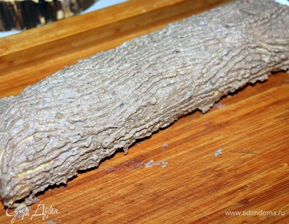 Вынимаем рулет, смазываем его поверхность оставшимся паштетом, вилкой формируем «кору дерева». Сверху посыпаем сладкой паприкой, отрезаем кусочек и формируем «Рождественское полено».