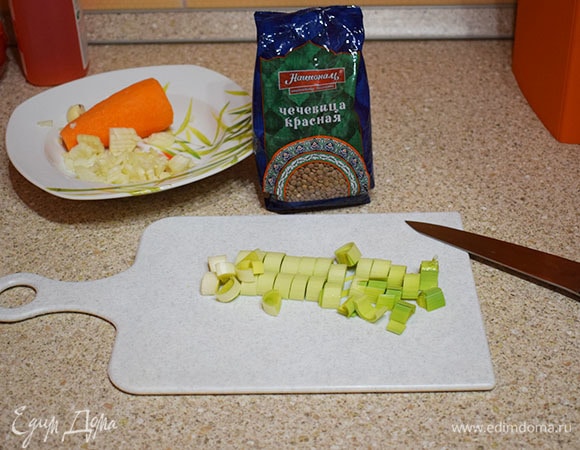 Лук-порей крупно нарезать.