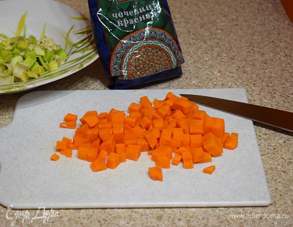 Морковь нарезать кубиком.