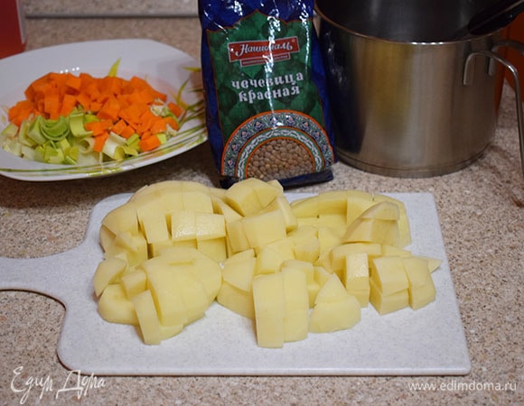 Картофель крупно нарезать.